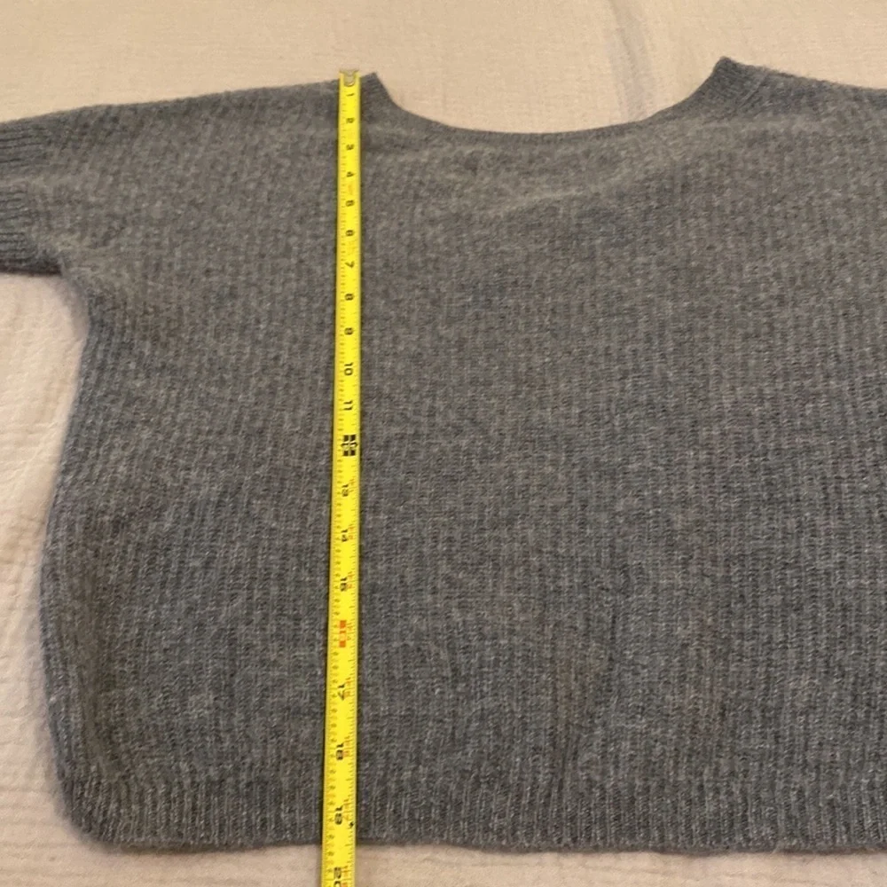 Christopher Fisher gray cashmere sweater top. Size Xs